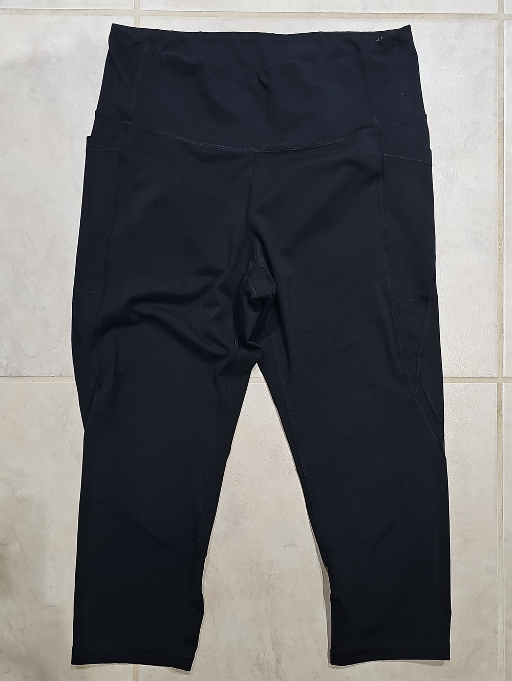 Old Navy Active Go-Dry Black Crop Leggings With Mesh Siding And Pockets